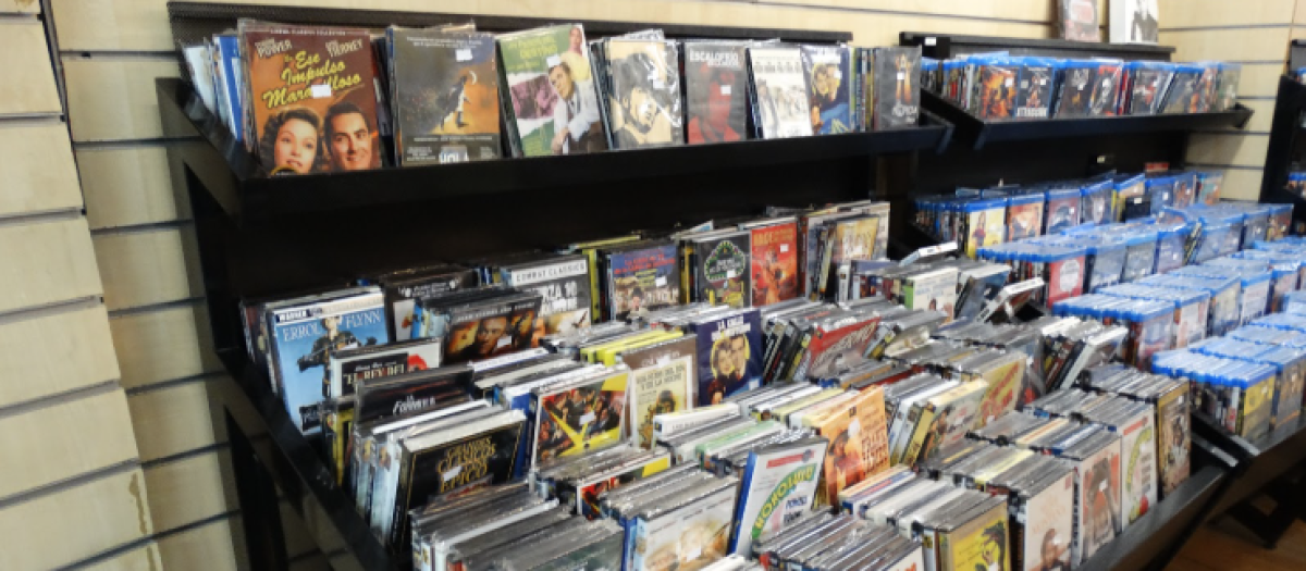 Una estantería de DVD