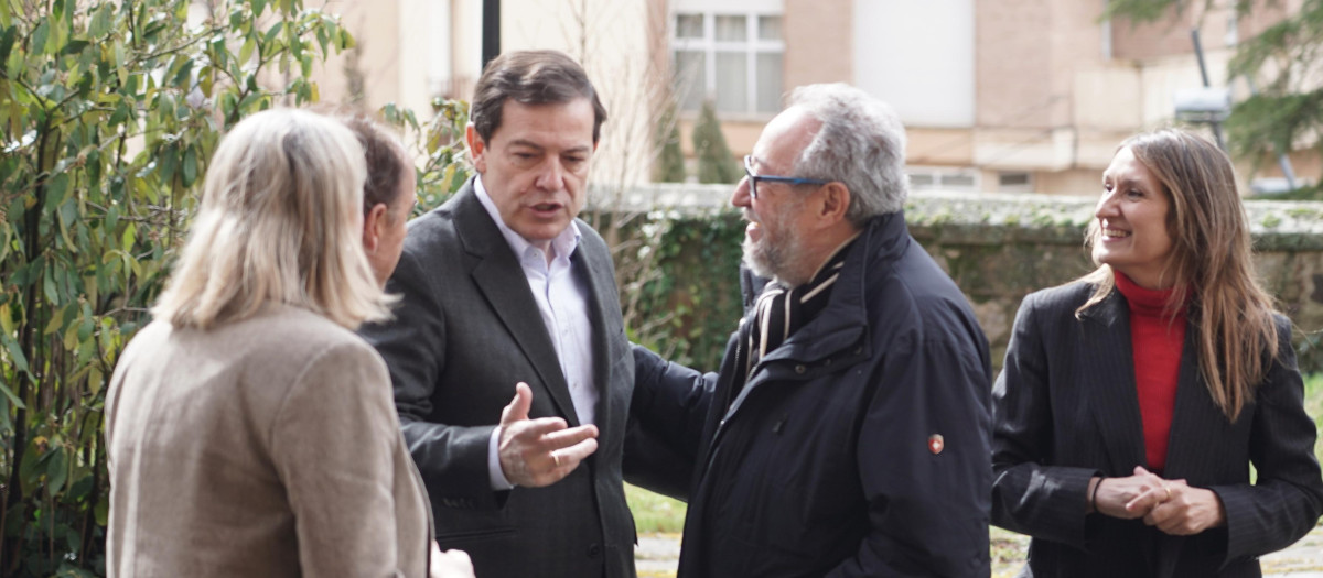 Mañueco, la semana pasada, en Soria, antes de participar en un acto de la campaña del 15-M