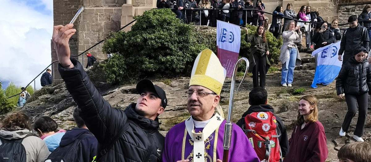 Un joven se hace una foto con monseñor Roselló ayer, tras la misa