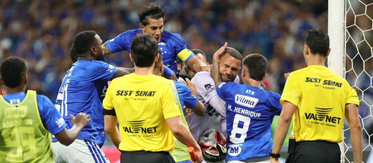 Los jugadores de Cruzeiro agreden al portero del Atlético Mineiro