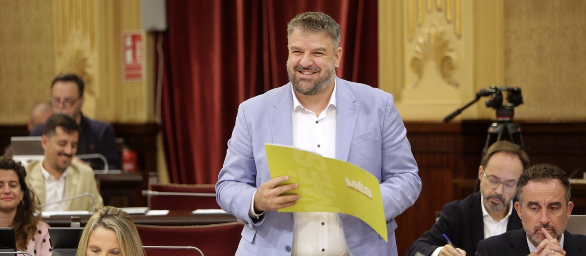 El coordinador de Més per Mallorca, Lluís Apesteguia, durante la segunda jornada del Debate de Política General, en el Parlament balear, a 8 de octubre de 2025