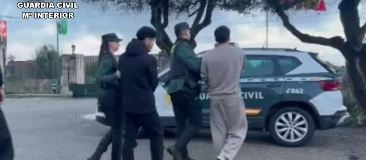 Los agentes con los detenidos, a la salida del cuartel de Llucmajor

REMITIDA / HANDOUT por GUARDIA CIVIL
Fotografía remitida a medios de comunicación exclusivamente para ilustrar la noticia a la que hace referencia la imagen, y citando la procedencia de la imagen en la firma
09/3/2026