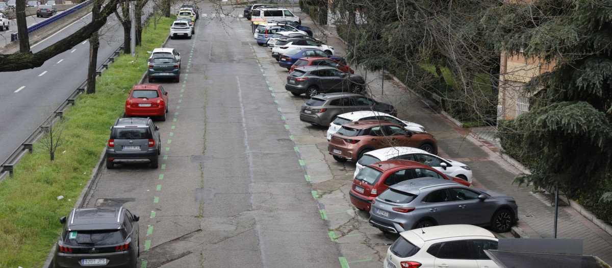 Vehículos estacionados en el barrio de Comillas