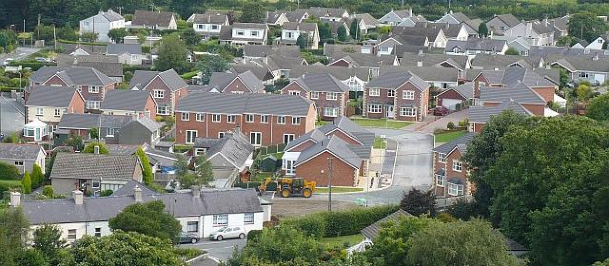 Llanfairpwllgwyngyllgogerychwyrndrobwllllantysiliogogogoch (Gales)