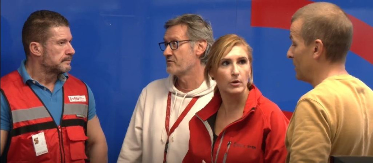 Imagen de Salomé Pradas junto a técnicos de la Generalitat Valenciana el día de la dana