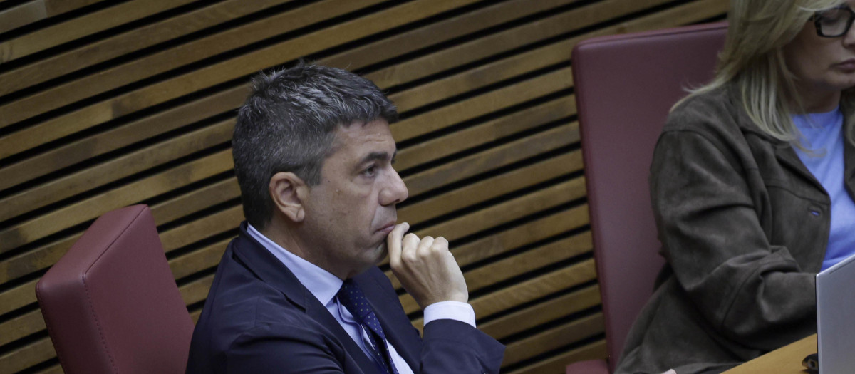 Imagen de Carlos Mazón tomada en su escaño de las Cortes Valencianas