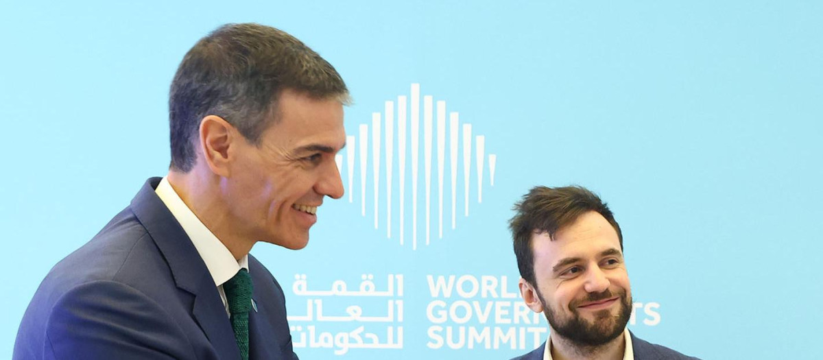 De frente, el jefe de Gabinete de Pedro Sánchez, Diego Rubio