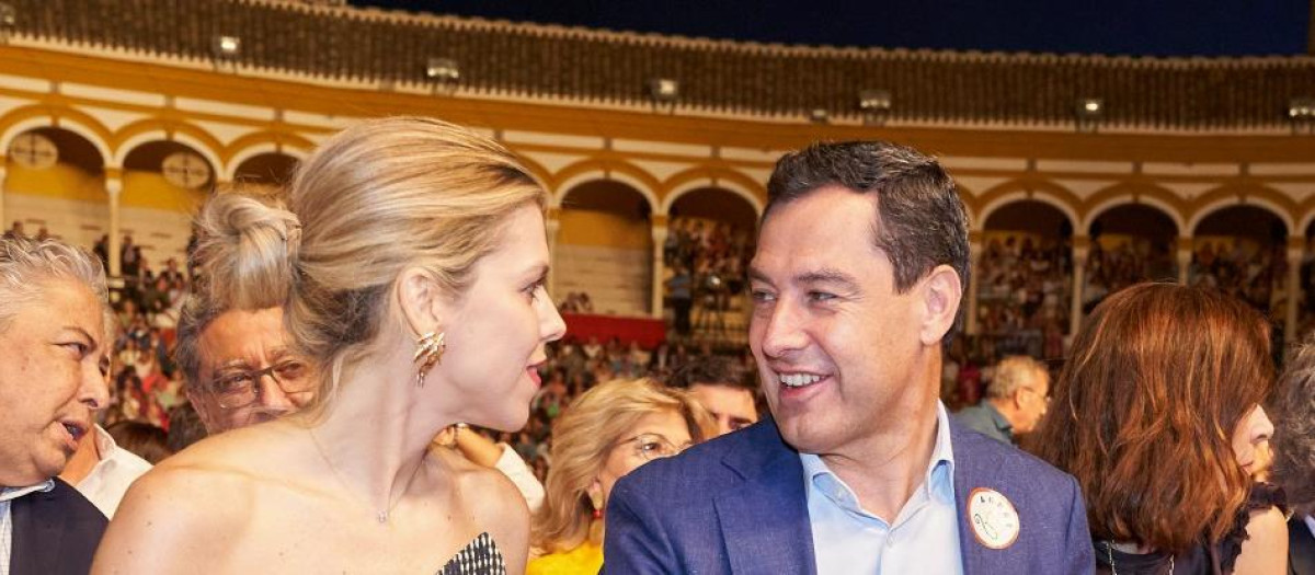 Juanma Moreno y su mujer