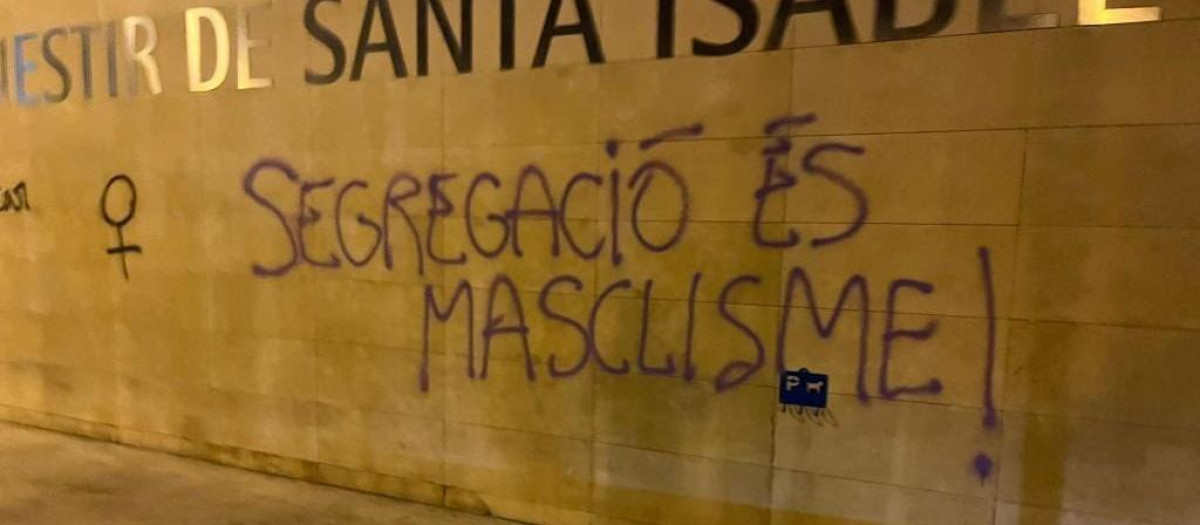 Pintadas en los muros del colegio Real Monasterio de Santa Isabel