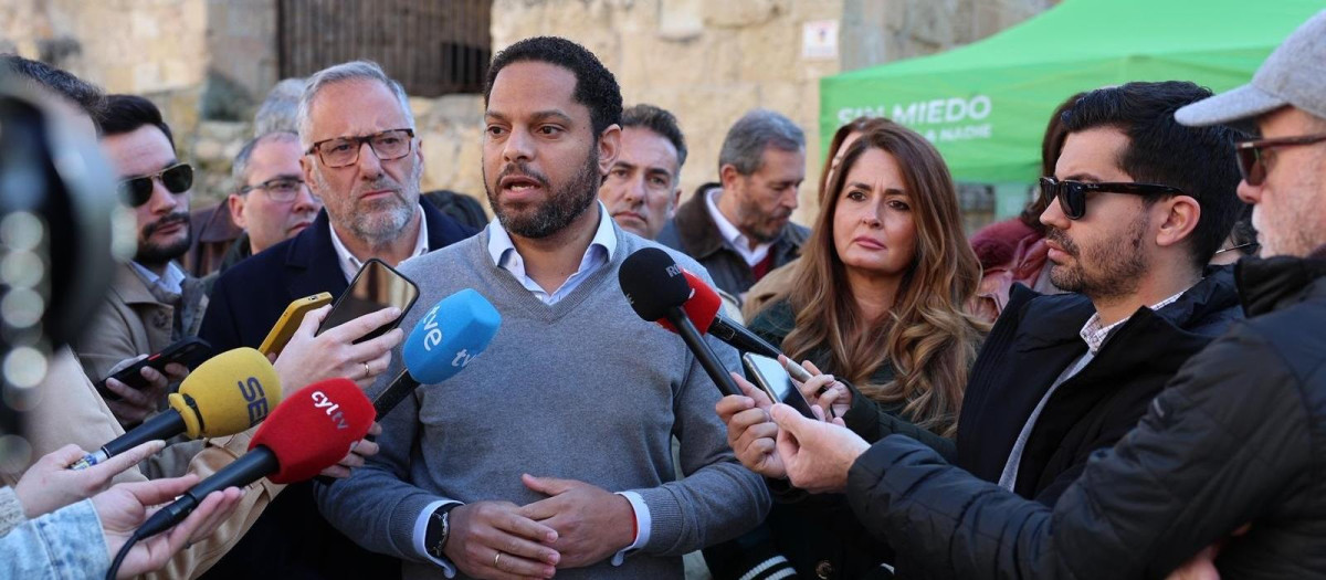 El secretario general de Vox, Ignacio Garriga, atiende a los medios en Segovia

REMITIDA / HANDOUT por VOX
Fotografía remitida a medios de comunicación exclusivamente para ilustrar la noticia a la que hace referencia la imagen, y citando la procedencia de la imagen en la firma
01/3/2026