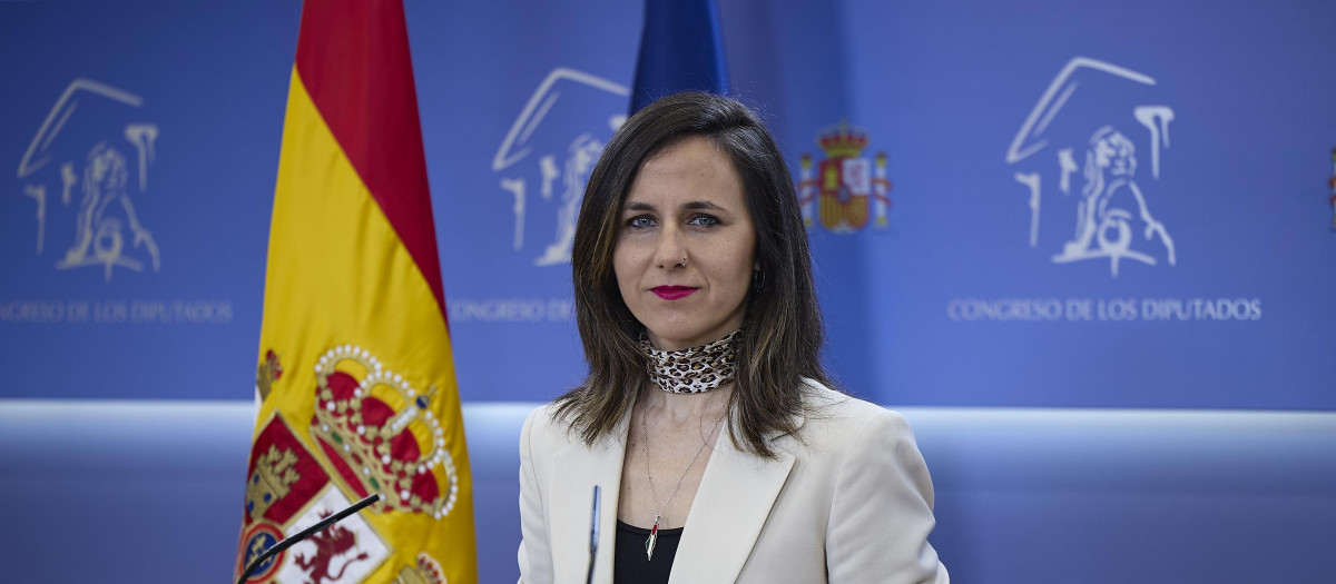 (Foto de ARCHIVO)
La secretaria general de Podemos, Iones Belarra, durante una rueda de prensa, en el Congreso de los Diputados, a 4 de marzo de 2026, en Madrid (España). Belarra ha reclamado al presidente del Gobierno que demuestre con medidas su compromiso con el 'No a la guerra' y proceda a clausurar las bases de Rota y Morón, sacar a España de la OTAN, romper relaciones con Estados Unidos (EEUU) e intervenir los precios de la vivienda, alimentación y medicamentos.

Jesús Hellín / Europa Press
04/3/2026