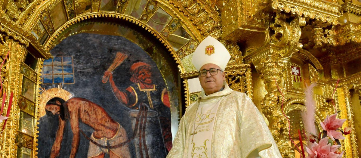 Monseñor Vera, ante el Señor de Huanca, imagen milagrosa de Cusco (Perú)