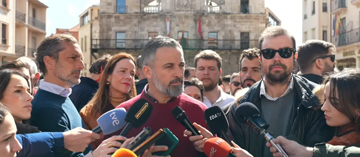 Santiago Abascal atiende a los medios en Astorga, León