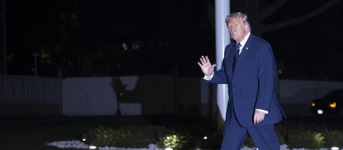 El presidente de Estados Unidos, Donald Trump, saluda al llegar a la Casa Blanca en Washington, DC