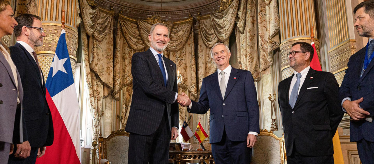 El Rey con el nuevo presidente de Chile, José Antonio Kast, y su ministro de Exteriores en el Palacio Cousiño de Santiago