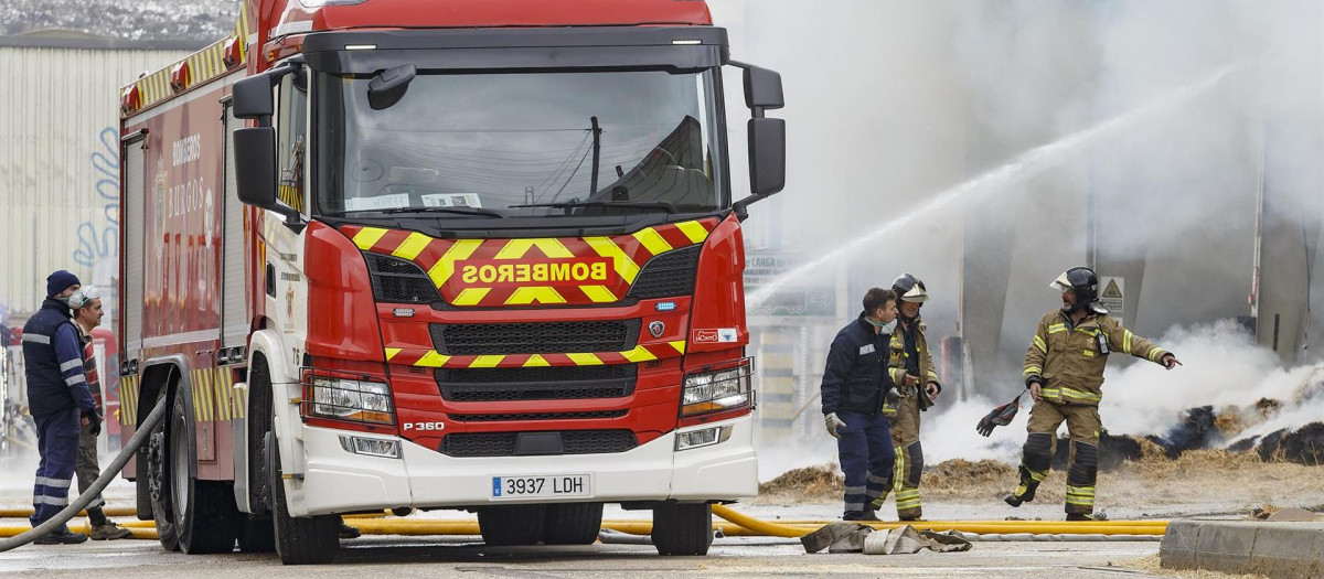 Bomberos tratan de sofocar un incendio en Burgos