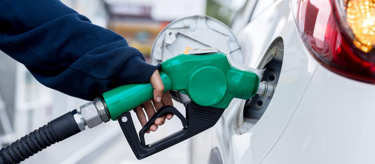 Una persona echando gasolina en su coche