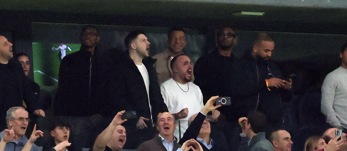 Kylian Mbappé en la grada viendo el Real Madrid - Manchester City