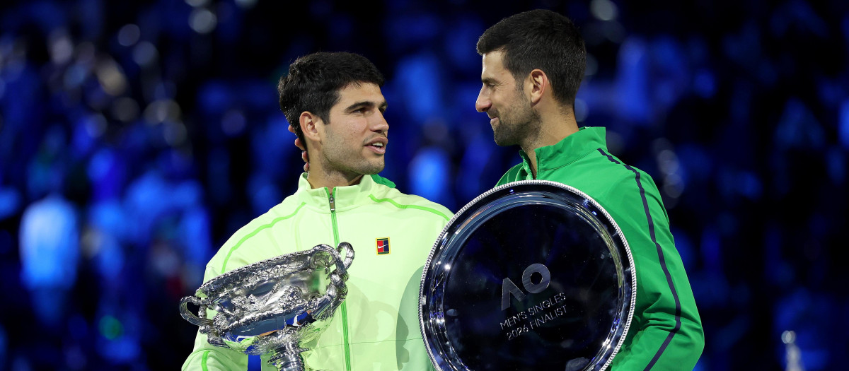 Carlos Alcaraz y Novak Djokovic tras la final del Open de Australia 2026