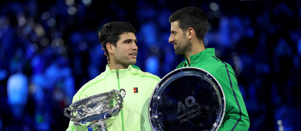 Carlos Alcaraz y Novak Djokovic tras la final del Open de Australia 2026