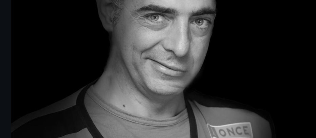 Álex, así se describe: "Todos los días reparto ilusión a las personas que pasan por el Hospita"