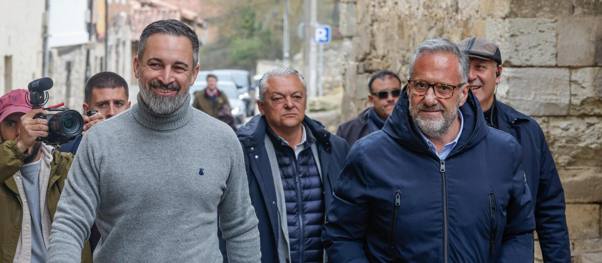 Santiago Abascal y Carlos Pollán, durante su visita a la localidad de Treviño, en Burgos
