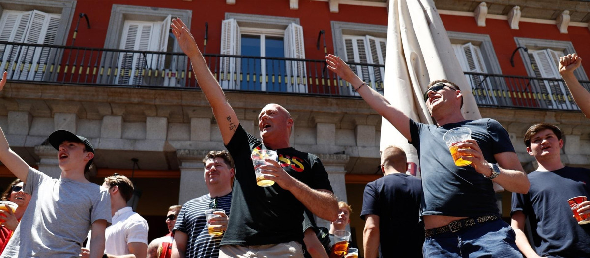 Aficionados del Liverpool y del Tottenham en la Plaza Mayor de Madrid