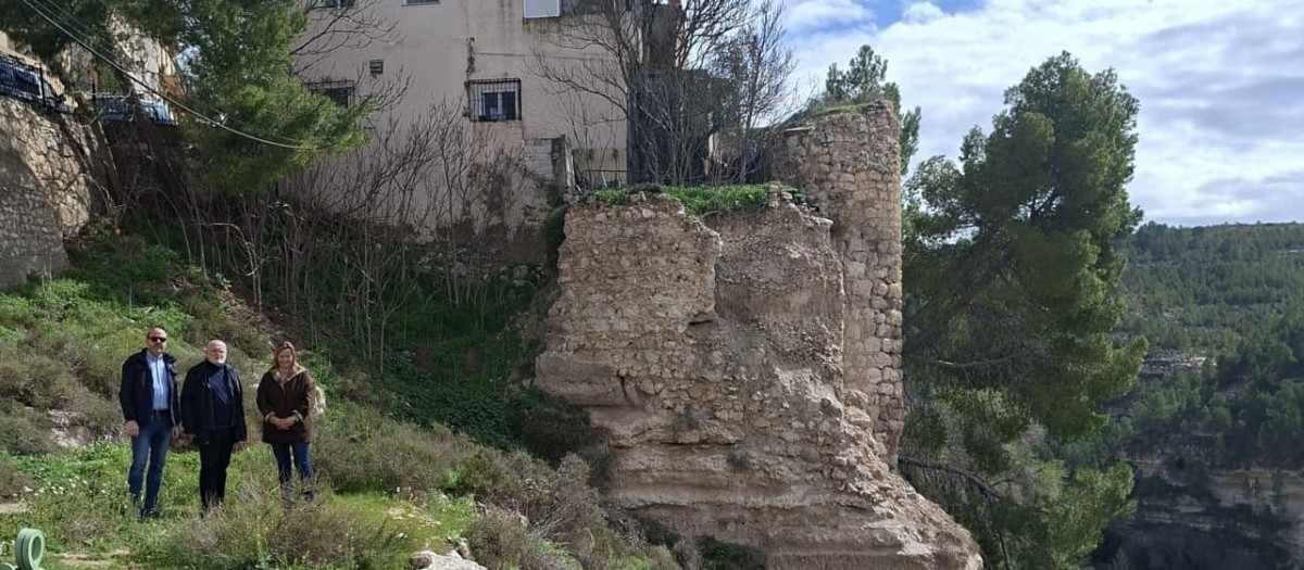 Un momento de la visita a la Torre de Almez de Jorquera.

REMITIDA / HANDOUT por JCCM
Fotografía remitida a medios de comunicación exclusivamente para ilustrar la noticia a la que hace referencia la imagen, y citando la procedencia de la imagen en la firma
13/3/2026
