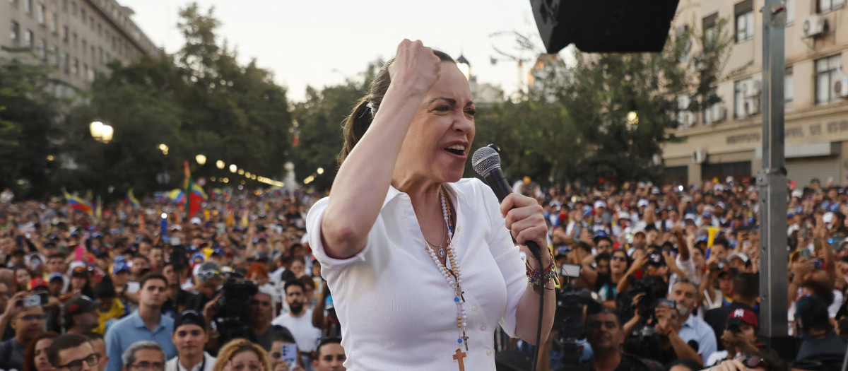 La líder de la oposición venezolana, María Corina Machado, gesticula mientras habla con miembros de la comunidad venezolana durante un encuentro en Chile, en la Plaza Almagro de Santiago