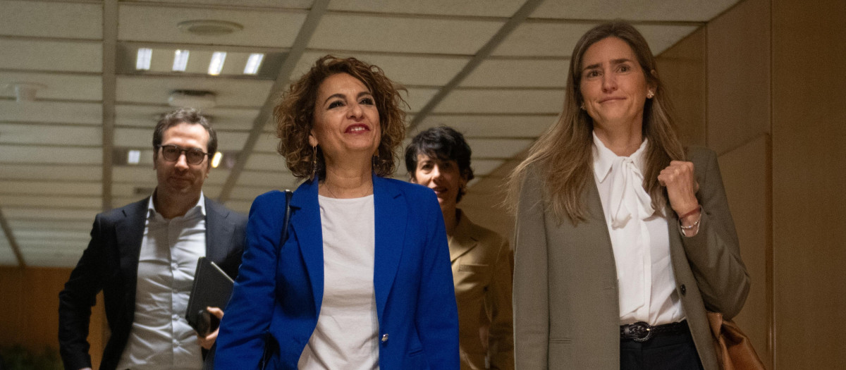 La vicepresidenta primera y ministra de Hacienda, María Jesús Montero (i), y la vicepresidenta tercera y ministra para la Transición Ecológica y el Reto Demográfico, Sara Aagesen (d), a su llegada a una reunión con los agentes sociales y económicos para abordar el impacto del conflicto en Oriente Medio