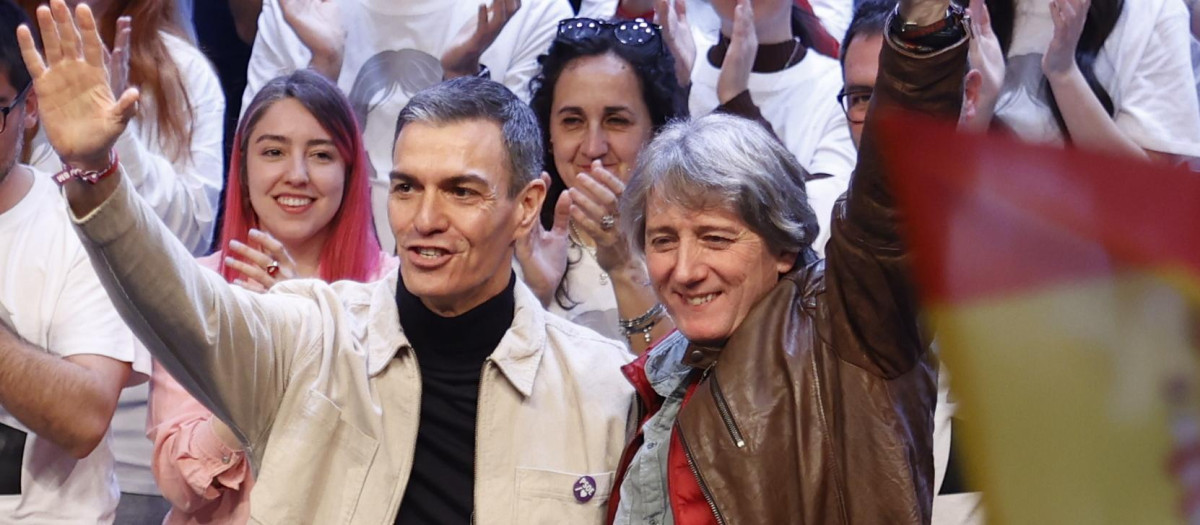 El secretario general del PSOE y presidente del Gobierno, Pedro Sánchez, y el candidato del PSOE a la Presidencia de la Junta, Carlos Martínez,  durante un acto público en el Palacio de la Audiencia, en Soria.