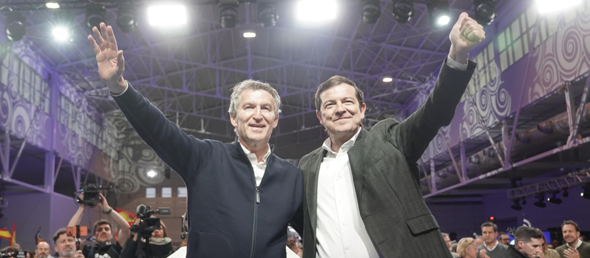 El presidente nacional del PP, Alberto Núñez Feijóo, y el candidato a la reelección como presidente de la Junta, Alfonso Fernández Mañueco, durante el acto de fin de campaña del PPCyL en Valladolid