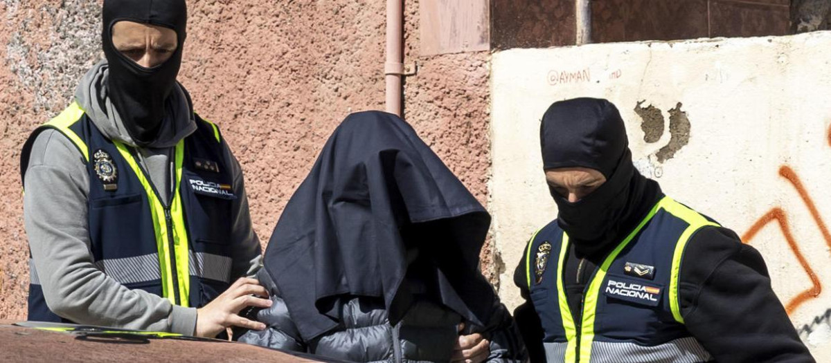 La Policía Nacional ha detenido en Melilla a un individuo por su presunta implicación en delitos relacionados con el terrorismo yihadista en una operación dirigida por la Audiencia Nacional