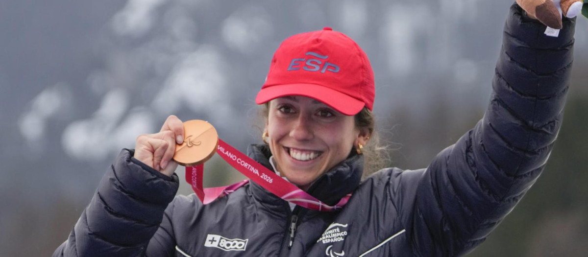 CORTINA D'AMPEZZO (ITALIA), 14/03/2026.- La esquiadora española Audrey Pascual logró este sábado la medalla de bronce en eslalon y finalizó su participación en los Juegos Paralímpicos de Milán-Cortina con cuatro medallas tras los dos oros y la plata logrados anteriormente. Pascual, madrileña de 21 años, marcó sobre la pista de esquí de Cortina d'Ampezzo, con el imponente fondo de los Dolomitas, un tiempo de 43.02 en la primera manga. En la segunda no pudo mejorarlo y, con 45.02, sumó un total de 1:28.04 que la permitió lograr la medalla de bronce. EFE/ CPE SOLO USO EDITORIAL SOLO DISPONIBLE PARA ILUSTRAR LA NOTICIA QUE ACOMPAÑA (CRÉDITO OBLIGATORIO)