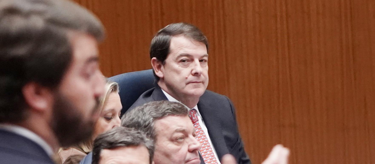 Alfonso Fernández Mañueco escucha la intervención del portavoz del Grupo Parlamentario Vox,  Juan García Gallardo, en una imagen de archivo