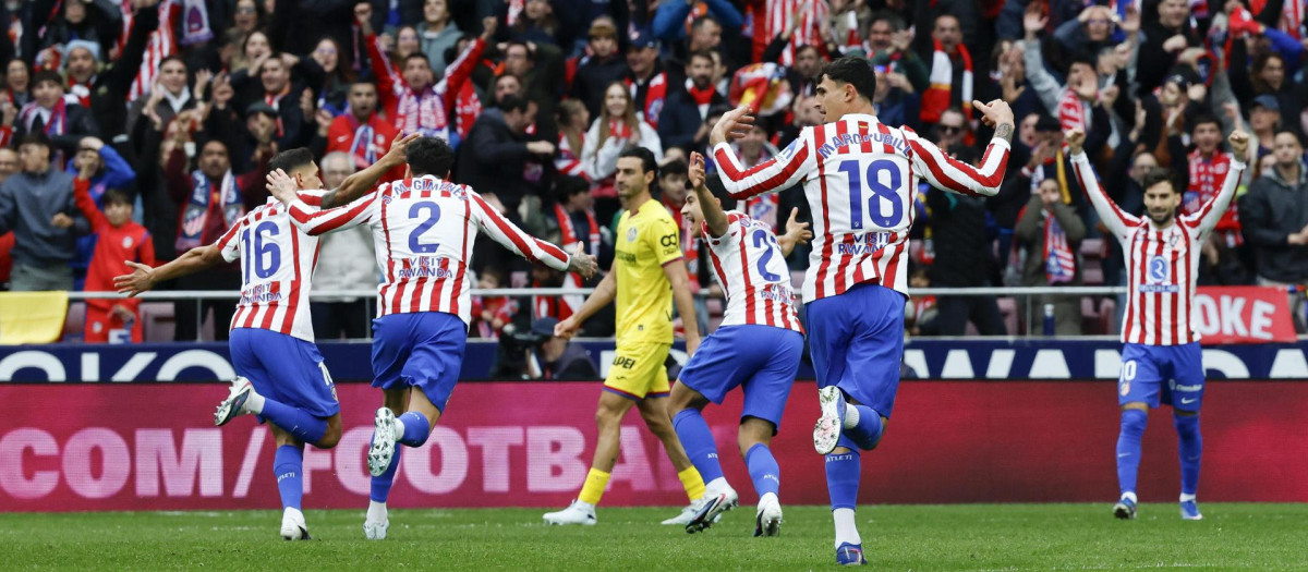 Los jugadores del Atlético de Madrid celebran el gol de Nahuel Molina