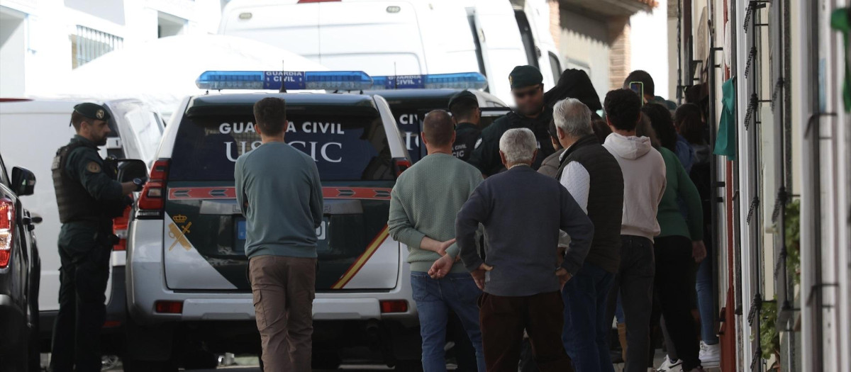Agentes de la Guardia Civil durante las labores de registro de la casa de Hornachos (Badajoz)
