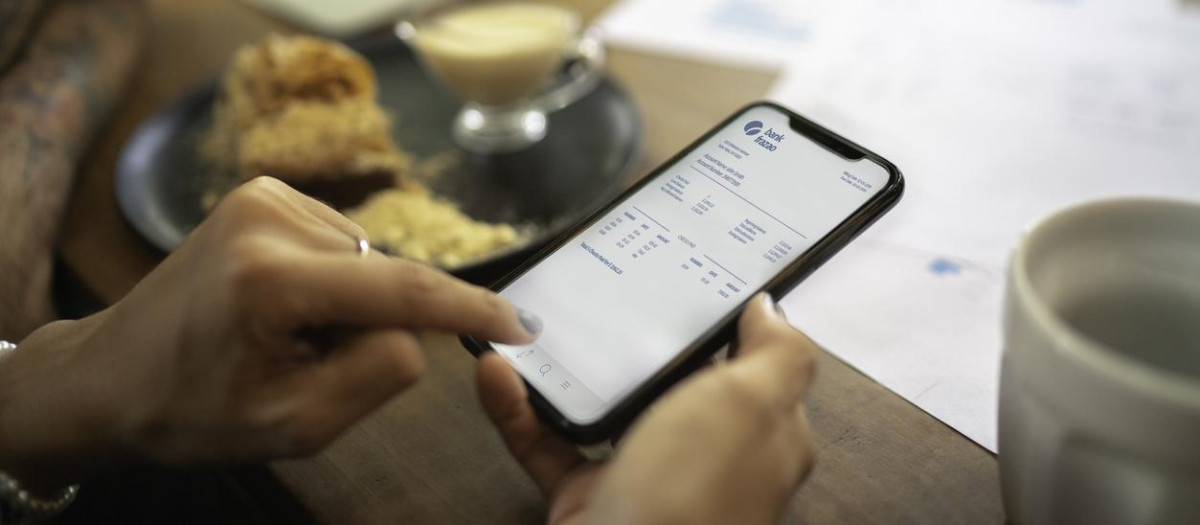 Una persona comprueba el estado de cuenta en su teléfono móvil