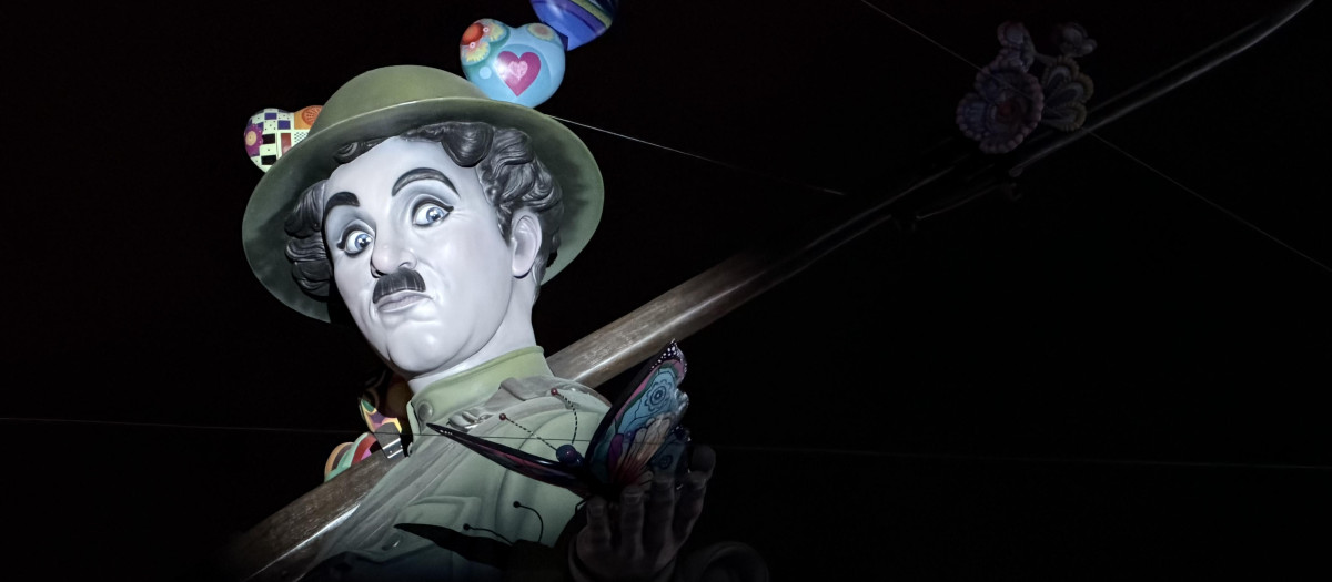 Imagen del remate de Charles Chaplin de la falla municipal en las Fallas 2026 de Valencia.