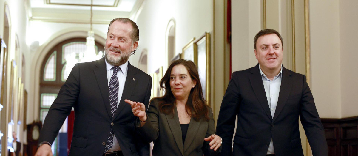 La alcaldesa de La Coruña, Inés Rey ( y el presidente del Deportivo, Juan Carlos Escotet, acompañados por el presidente de la Diputación de La Coruña, Valentín González Formoso