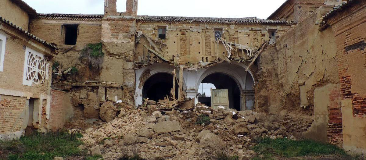 La espadaña del convento de San Bernardino de Cuenca de Campos se derrumba algo más de un año después de que lo hiciera una nave lateral de la iglesia