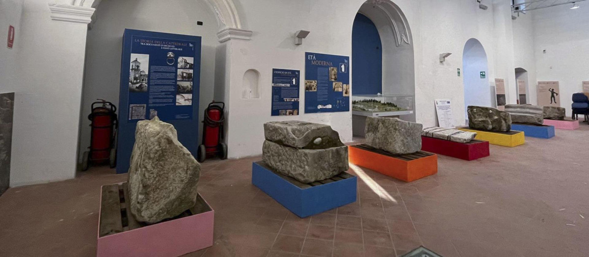 Fragmentos del monumento funerario romano decorado con escenas de combates de gladiadores del siglo I d. C.