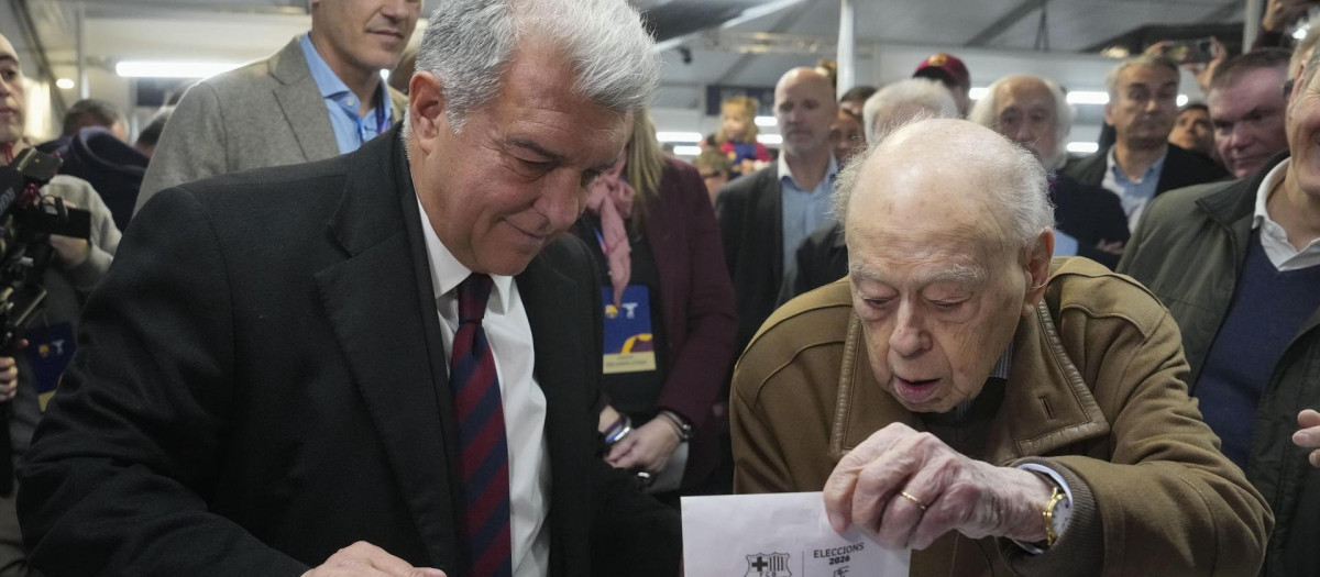 Joan Laporta (i) junto al expresidente de la Generalitat Jordi Pujol durante las elecciones del  FC Barcelona