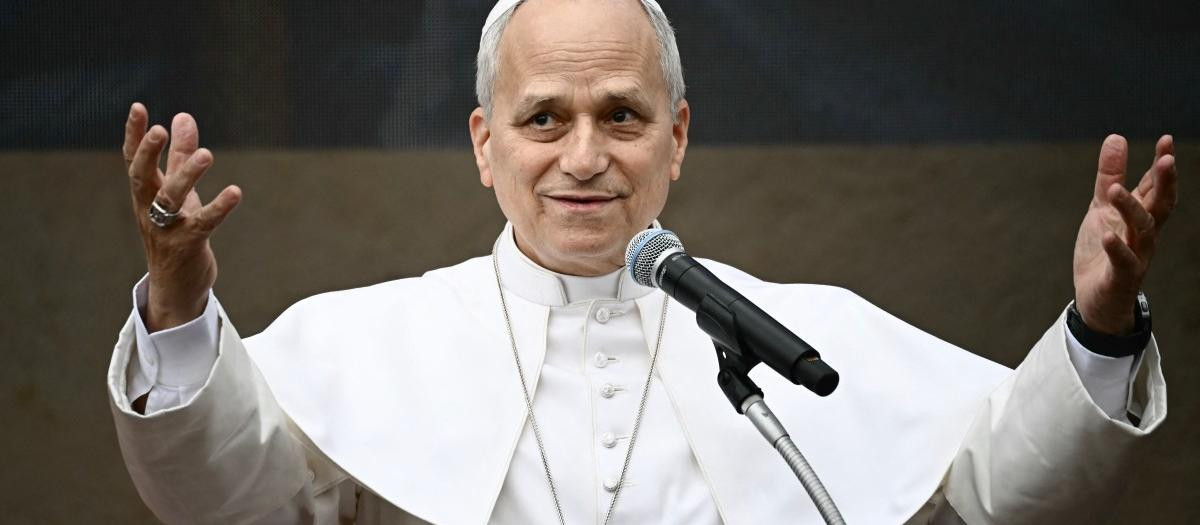 El Papa León XIV gesticula mientras habla durante una visita pastoral a la parroquia del Sagrado Corazón de Jesús en Ponte Mammolo