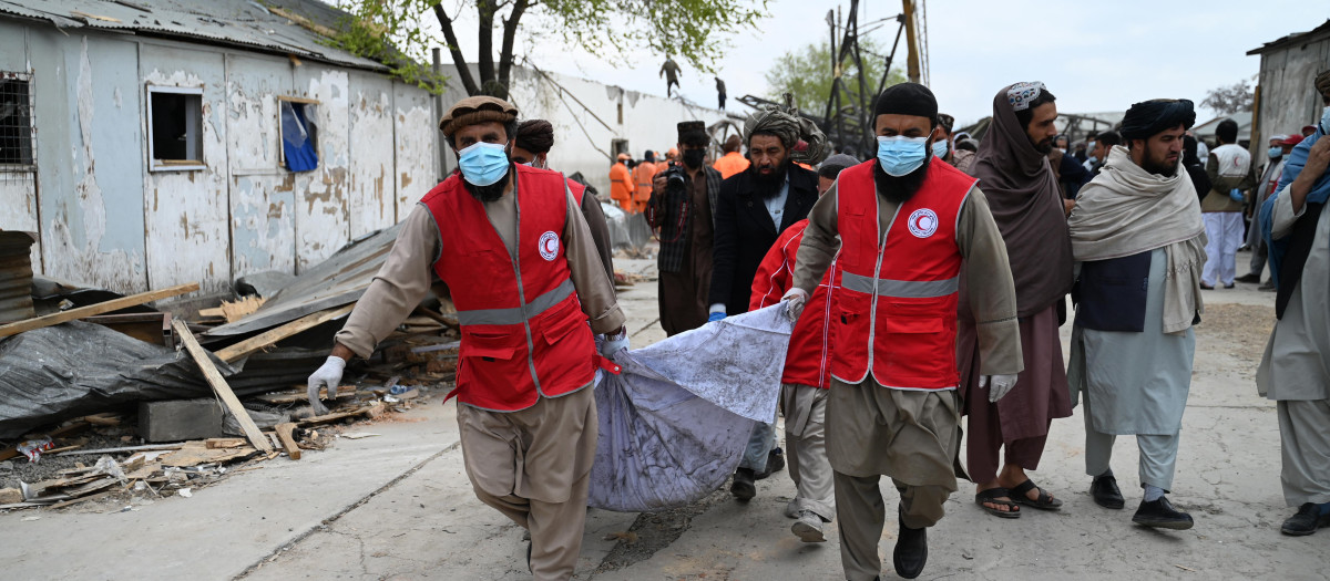 Personal de la Media Luna Roja recuperan cadáveres tras el bombardeo de Pakistán sobre Kabul
