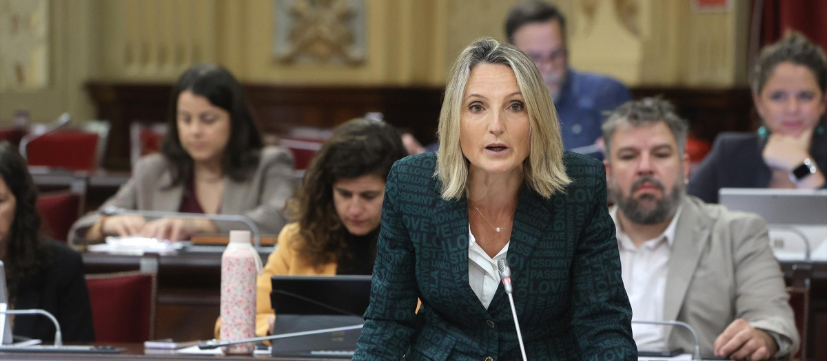 La consellera de Trabajo, Función Pública y Diálogo Social, Catalina Cabrer, durante una sesión plenaria en el Parlament balear, a 4 de noviembre de 2025