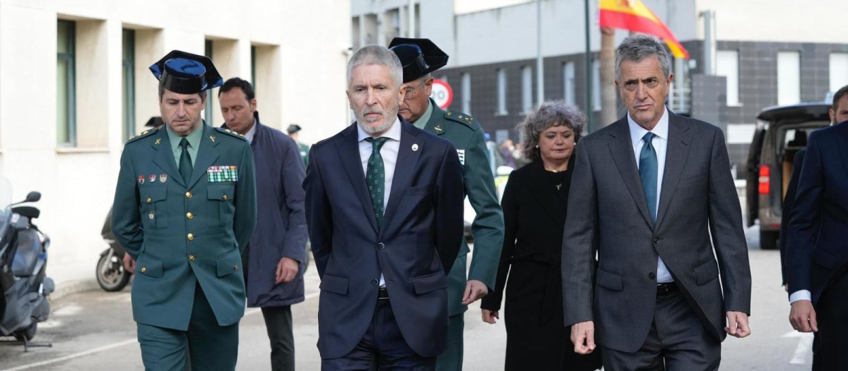 El ministro de Interior, Fernando Grande-Marlaska, acude a la Comandancia de la Guardia Civil de Cádiz tras el asesinato de dos agentes en Barbate (archivo)