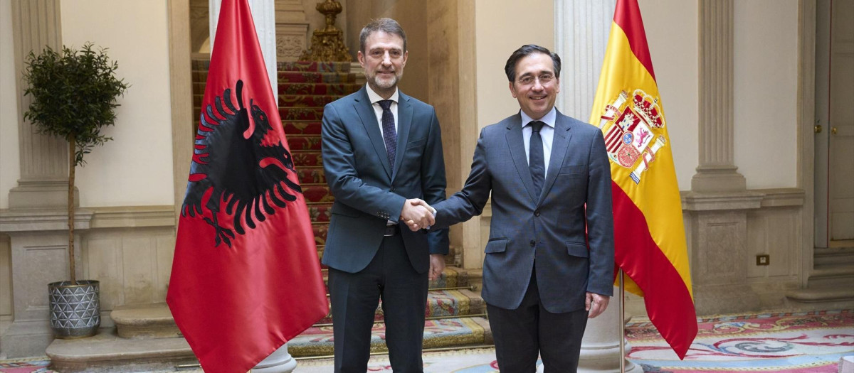 El ministro de  Asuntos Exteriores, Unión Europea y Cooperación, José Manuel Albares, con su homólogo el ministro de Europa y Asuntos Exteriores de Albania, Ferit Hoxha. Palacio de Viana, Madrid.

REMITIDA / HANDOUT por EXTERIORES
Fotografía remitida a medios de comunicación exclusivamente para ilustrar la noticia a la que hace referencia la imagen, y citando la procedencia de la imagen en la firma
17/3/2026