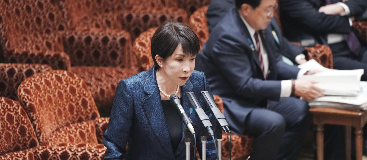 La primera ministra de Japón, Sanae Takaichi, responde preguntas durante una sesión del comité de presupuesto de la Cámara de Consejeros en el Parlamento de Tokio