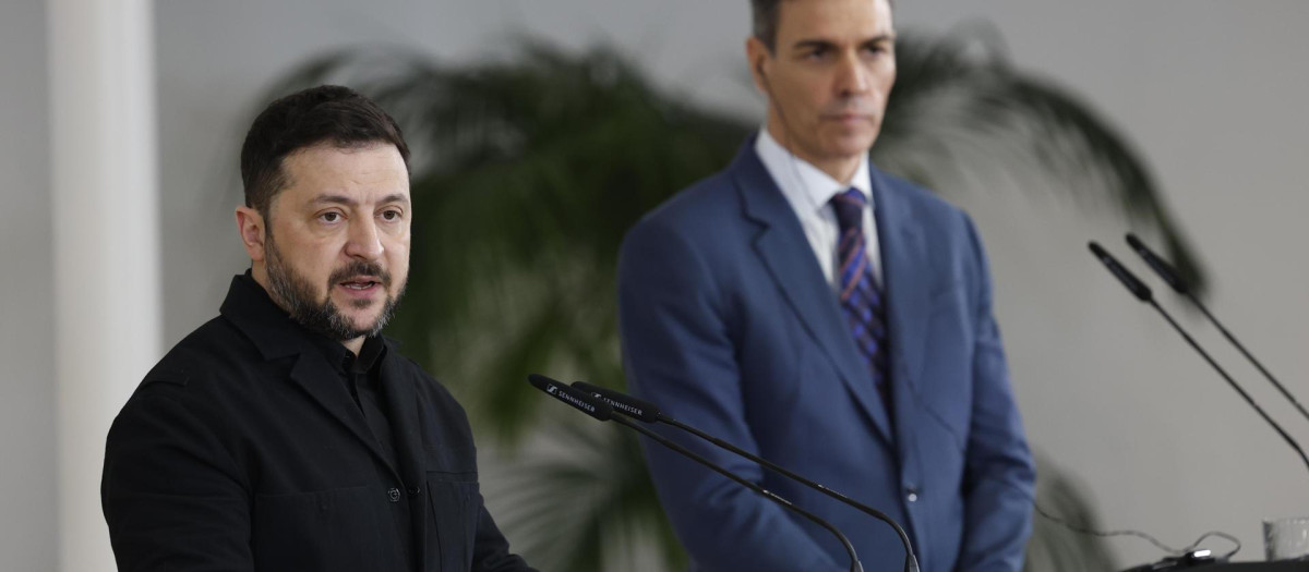El presidente del Gobierno, Pedro Sánchez (d) durante la rueda de prensa conjunta con el presidente de Ucrania, Volodímir Zelenski